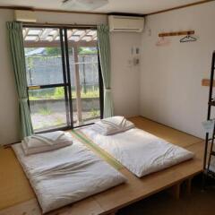 Yakushima Youth Hostel Якусима комната для гостей