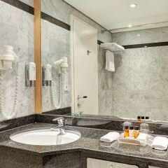 Отель Holiday Inn Berlin Airport - Conference Centre ванная фото 2