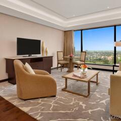 The Leela Ambience Convention Hotel, Delhi комната для гостей фото 4
