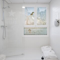 Отель Dormirdcine Cooltural Rooms Испания, Мадрид - отзывы, цены и фото номеров - забронировать отель Dormirdcine Cooltural Rooms онлайн ванная фото 2