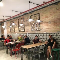 Отель Hola Hostal Collblanc гостиничный бар