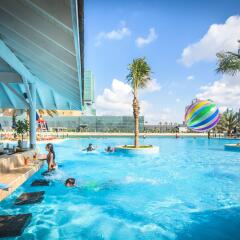 Отель Beach Rotana All Suites бассейн