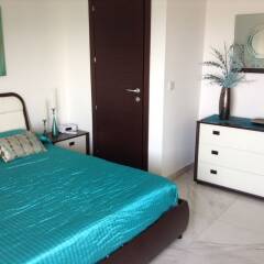 Апартаменты Luxury Seafront Apartment With Pool сейф в номере