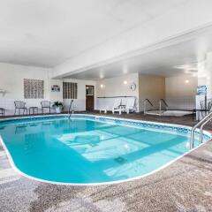 Отель Quality Inn and Suites Summit County бассейн