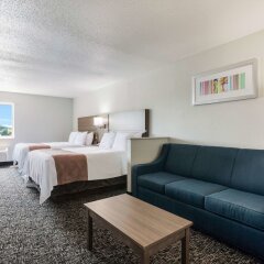 Отель Quality Inn & Suites комната для гостей