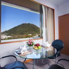 Отель Phuket Merlin Hotel Таиланд, Пхукет - отзывы, цены и фото номеров - забронировать отель Phuket Merlin Hotel онлайн балкон