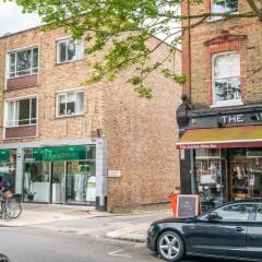 Отель Exquisite Hampstead Home near Regents Park городской автобус
