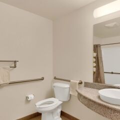 Отель Motel 6 Niagara Falls - New York США, Ниагара-Фолс - отзывы, цены и фото номеров - забронировать отель Motel 6 Niagara Falls - New York онлайн ванная фото 2
