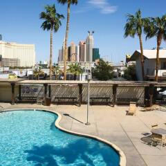 Отель Days Inn Las Vegas at Wild Wild West Gambling Hall США, Лас-Вегас - 8 отзывов об отеле, цены и фото номеров - забронировать отель Days Inn Las Vegas at Wild Wild West Gambling Hall онлайн бассейн фото 2