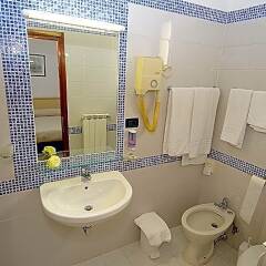 Отель Venice Hotel San Giuliano Италия, Местре - 2 отзыва об отеле, цены и фото номеров - забронировать отель Venice Hotel San Giuliano онлайн ванная фото 2