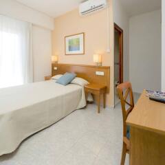 Отель Hostal Mallorca Испания, Сан-Антони-де-Портмань - отзывы, цены и фото номеров - забронировать отель Hostal Mallorca онлайн комната для гостей