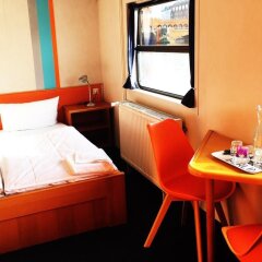 Отель Eastern & Western Comfort Hostelboat удобства в номере
