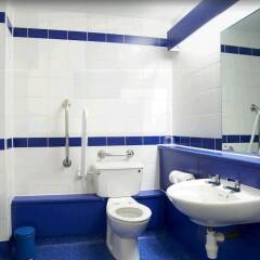 Отель Travelodge Manchester Piccadilly ванная