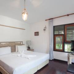 Отель Kamala Beach Estate сейф в номере