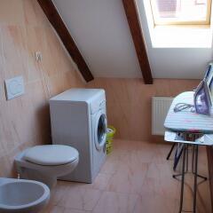 Апартаменты Generous Attic Apartment ванная