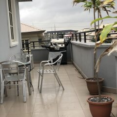 Отель Millennium Apartments Нигерия, Лагос - отзывы, цены и фото номеров - забронировать отель Millennium Apartments онлайн балкон
