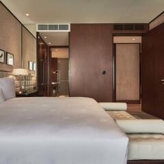 Отель Waldorf Astoria Dubai International Financial Centre сейф в номере