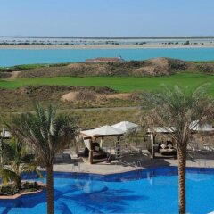 Radisson Blu Hotel, Abu Dhabi Yas Island бассейн фото 3