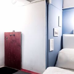 Хостел NW Hostel (North-West Hostel) сейф в номере