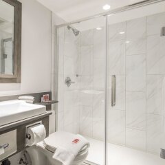 Отель Econo Lodge South Calgary Канада, Калгари - отзывы, цены и фото номеров - забронировать отель Econo Lodge South Calgary онлайн ванная фото 2