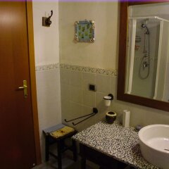Отель Villa Arianna B&B Лари ванная