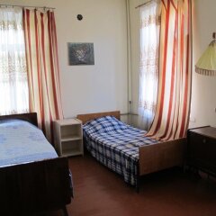 Отель Lyova & Sons B&B сейф в номере