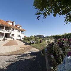 Отель Pensión Residencia A Cruzán - Adults Only парковка