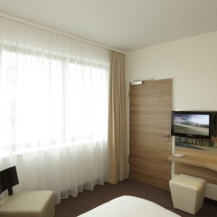 Отель H4 Hotel Berlin Alexanderplatz Германия, Берлин - 1 отзыв об отеле, цены и фото номеров - забронировать отель H4 Hotel Berlin Alexanderplatz онлайн комната для гостей фото 5