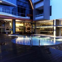Aston Jambi Hotel & Conference Center бассейн