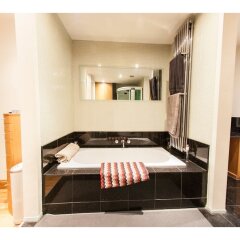 Отель Modern and Spacious Chic Flat in Knightsbridge Лондон бассейн