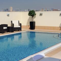 Avani Deira Dubai Hotel бассейн