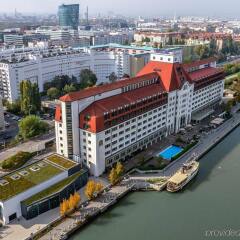 Отель Hilton Vienna Danube Waterfront городской автобус