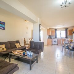Апартаменты Konnos 2 Bedroom Apartment комната для гостей фото 3