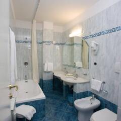 Отель Sant Alphio Garden Hotel & Spa (Giardini Naxos) Италия, Джардини Наксос - 2 отзыва об отеле, цены и фото номеров - забронировать отель Sant Alphio Garden Hotel & Spa (Giardini Naxos) онлайн ванная