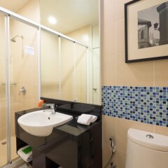 Отель Legacy Express Sukhumvit by Compass Hospitality ванная фото 2