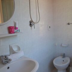 Отель The Hostel Riccione Италия, Риччоне - отзывы, цены и фото номеров - забронировать отель The Hostel Riccione онлайн ванная фото 2