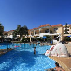Jacaranda Hotel Apartments бассейн фото 3