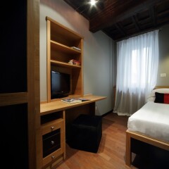 Отель The Telegraph Suites Рим сейф в номере