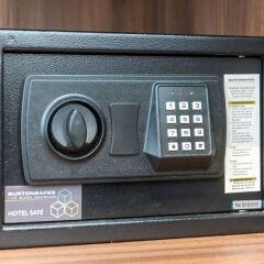 Отель Queens Drive Hotel Великобритания, Лондон - отзывы, цены и фото номеров - забронировать отель Queens Drive Hotel онлайн сейф в номере фото 2