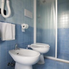 Отель Fra I Pini Италия, Римини - отзывы, цены и фото номеров - забронировать отель Fra I Pini онлайн ванная фото 2