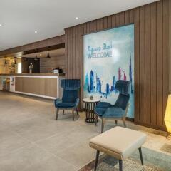 Отель DoubleTree by Hilton Hotel and Residences Dubai Al Barsha ОАЭ, Дубай - 1 отзыв об отеле, цены и фото номеров - забронировать отель DoubleTree by Hilton Hotel and Residences Dubai Al Barsha онлайн интерьер отеля фото 2