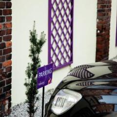 Blooms Boutique Hostel Познань парковка