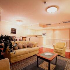 Queen's Court Hotel &Residence развлечения