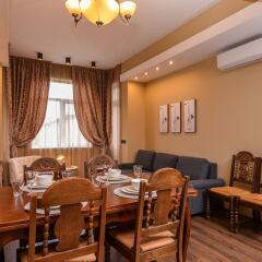 Отель FM Luxury 2-BDR Apartment - Jazzy Болгария, София - отзывы, цены и фото номеров - забронировать отель FM Luxury 2-BDR Apartment - Jazzy онлайн комната для гостей фото 3