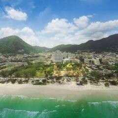 Отель Andaman Beach Suites Пхукет приотельная территория