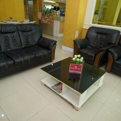 Отель Zen Rooms Surasak 1 Бангкок комната для гостей