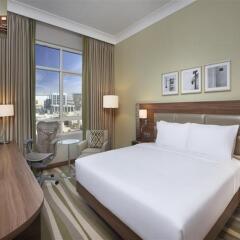 Отель Hilton Garden Inn Dubai Al Muraqabat комната для гостей