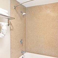 Отель Days Inn by Wyndham Long Beach City Center ванная фото 2