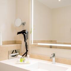 Отель NH Collection Berlin Mitte Friedrichstrasse 4* Стандартный номер с различными типами кроватей фото 9