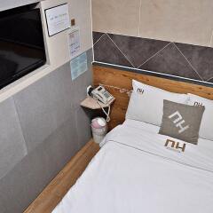 Отель D.H Sinchon Guesthouse Южная Корея, Сеул - отзывы, цены и фото номеров - забронировать отель D.H Sinchon Guesthouse онлайн удобства в номере